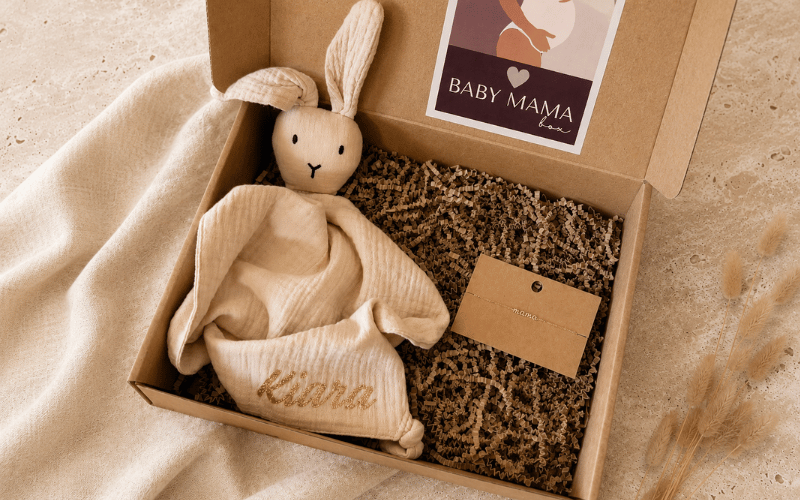 Box a composer contenant des articles personnalisés pour bébé et un bijou de maternité, idéal cadeau