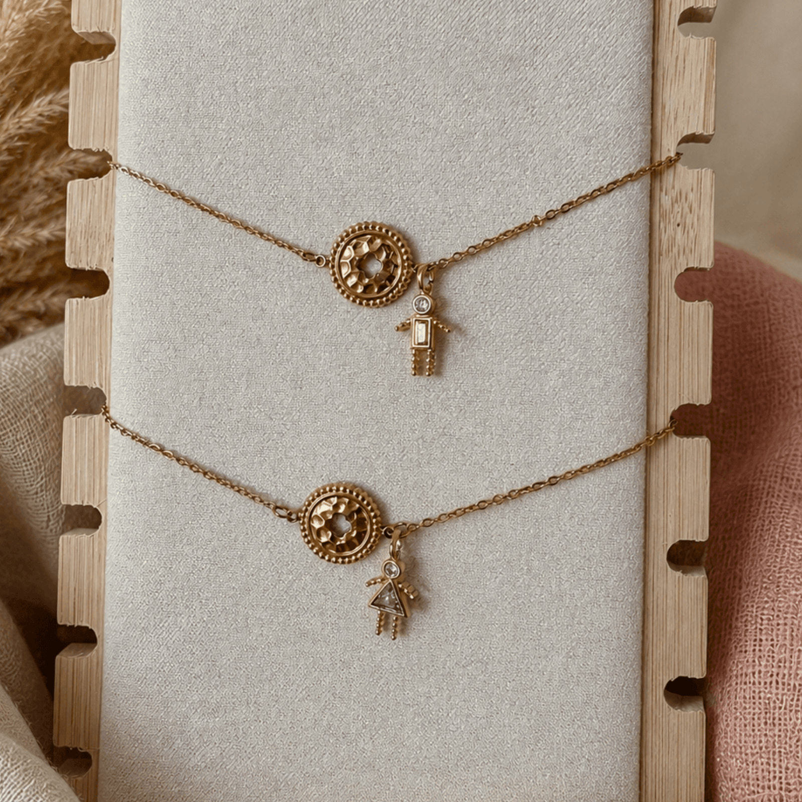 2 bracelets avec un trèfle au centre en acier inoxydable et une breloque au choix petite fille ou petit garçon. Bijoux de maternité. 