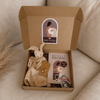 coffret trio composé d'un bola et son charm au choix, d'un guide de la grossesse  Hello Baby Mama et d'un doudou personnalisable