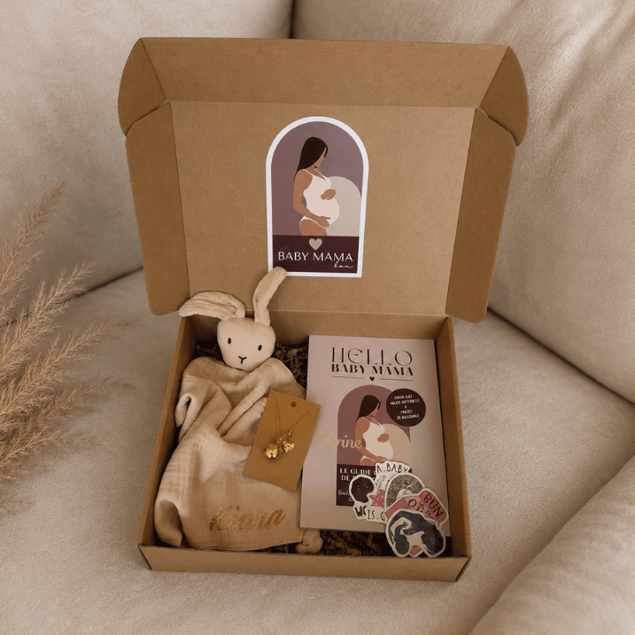 coffret trio composé d'un bola et son charm au choix, d'un guide de la grossesse  Hello Baby Mama et d'un doudou personnalisable