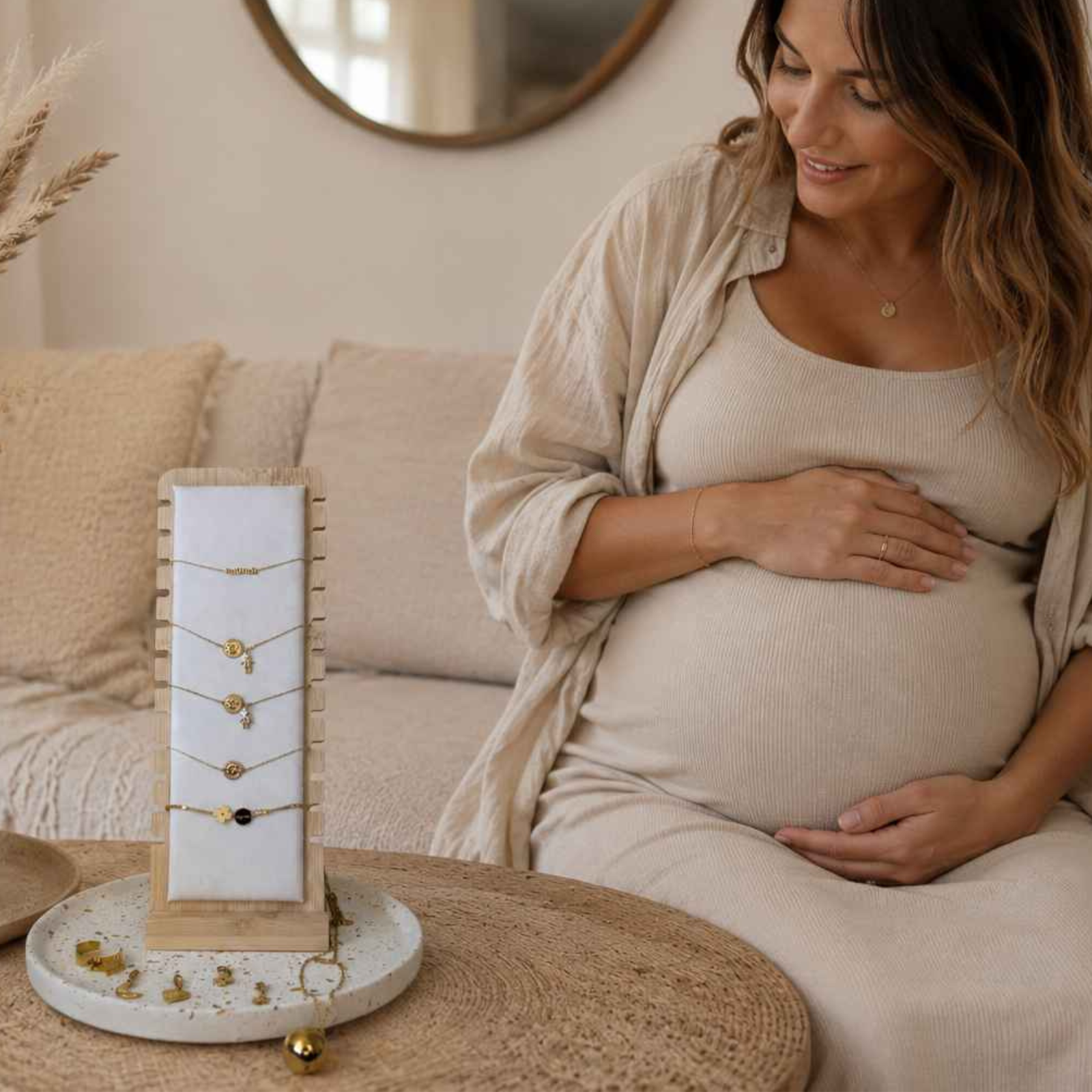 Bijoux de maternité en acier inoxydable. Femme enceinte regardant des bijoux posés sur une table. 