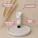 Présentation de la crème SPF 50+ Élhée idéale pour la grossesse, posée sur un présentoir en travertin