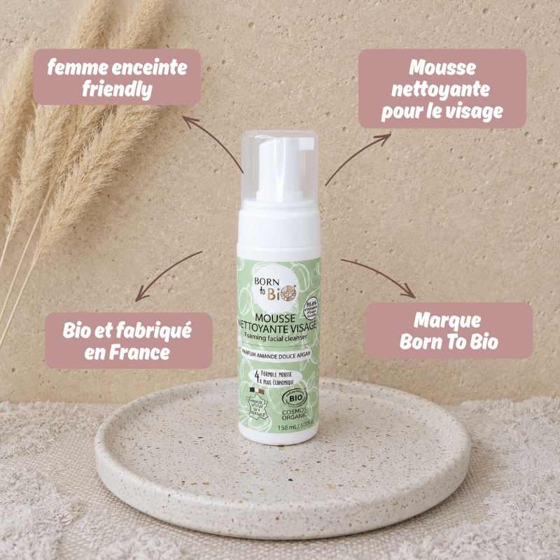 Présentation de la mousse nettoyante Born to bio idéale pour la grossesse, posée sur un présentoir en travertin