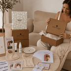 abonnement de box Baby Mama box avec des produits personnalisés, des produits de soins bio et des bijoux de maternité