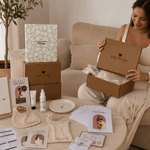 abonnement de box Baby Mama box avec des produits personnalisés, des produits de soins bio et des bijoux de maternité
