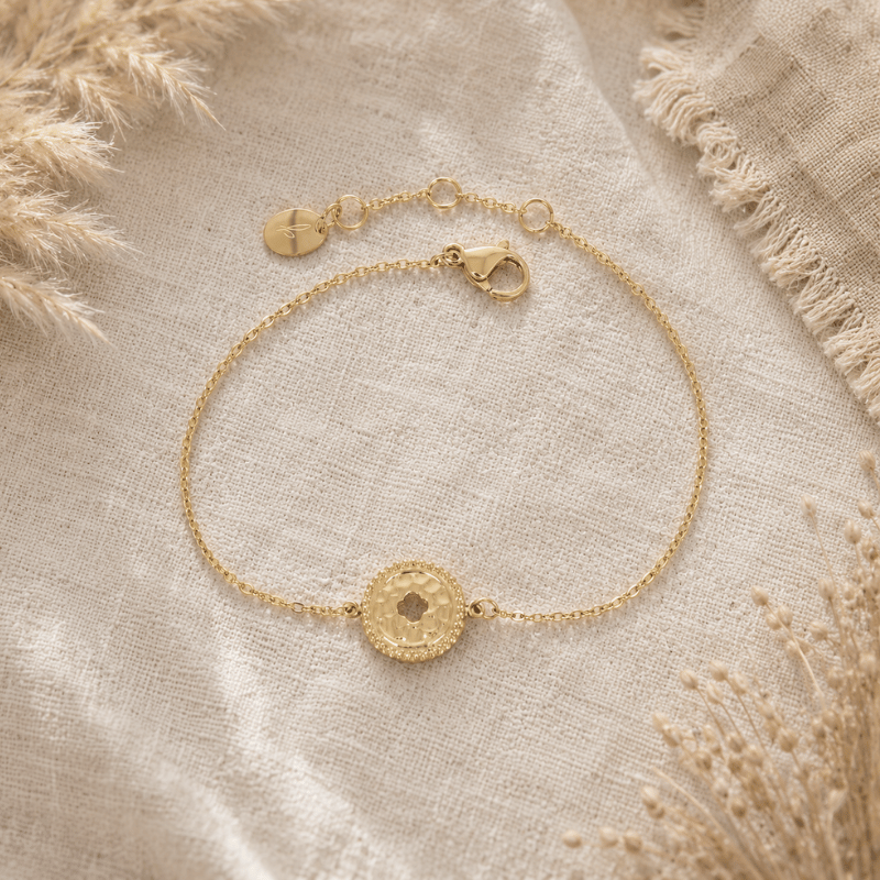 Bracelet chance en acier inoxydable, médaille martelée, trèfle au centre. Bijou de maternité. 