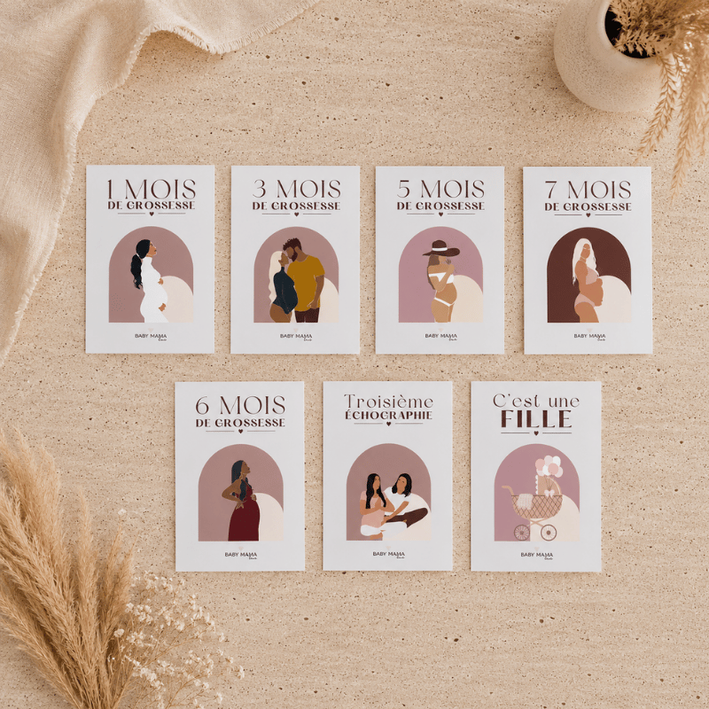 cartes étapes de grossesse posées sur une table