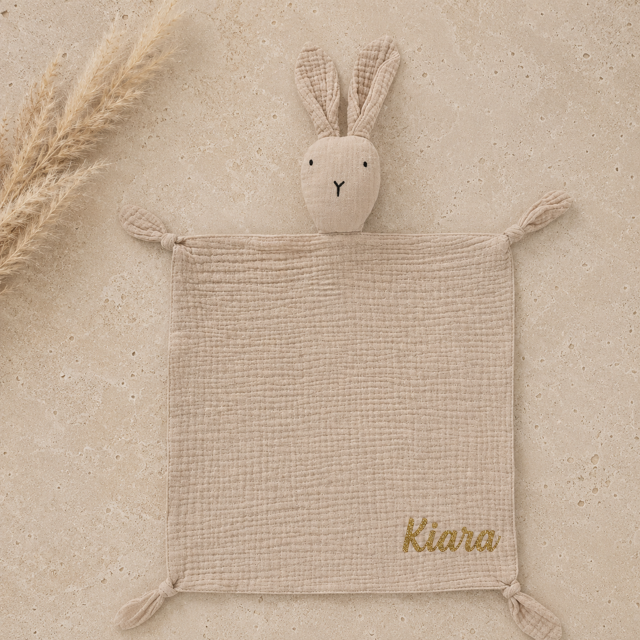 doudou lapin en gaze de coton beige pour bébé personnalisable avec un prénom. 