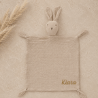 doudou beige en gaze de coton avec un prenom personnalisé en écriture dorée 