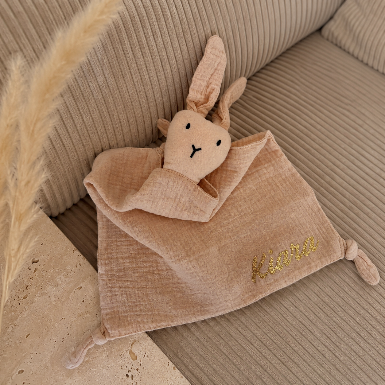 doudou lapin en gaze de coton beige pour bébé personnalisable avec un prénom. 