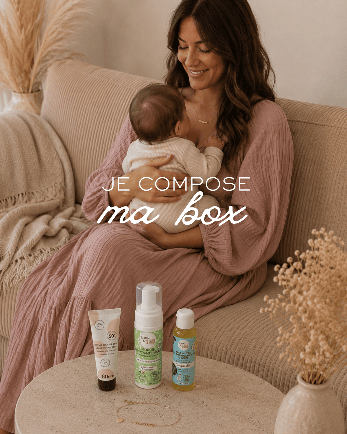 maman et son bébé devant une table en travertin avec les produits de soins bio Baby Mama Box