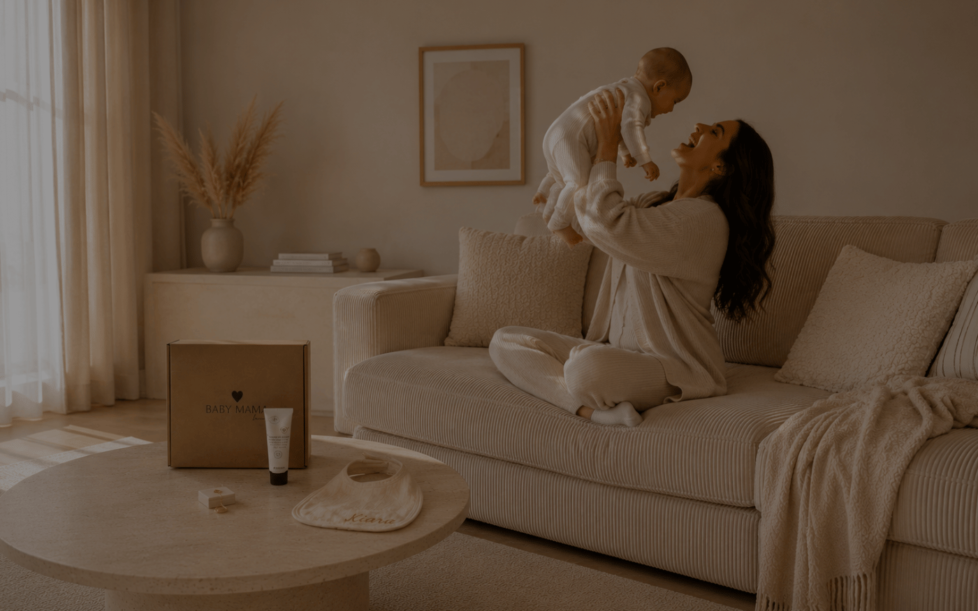 maman portant son bébé et une box Baby Mama Box est posée sur une table