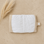 protège carnet de santé en gaze de coton beige, un prénom de bébé est écrit en doré.