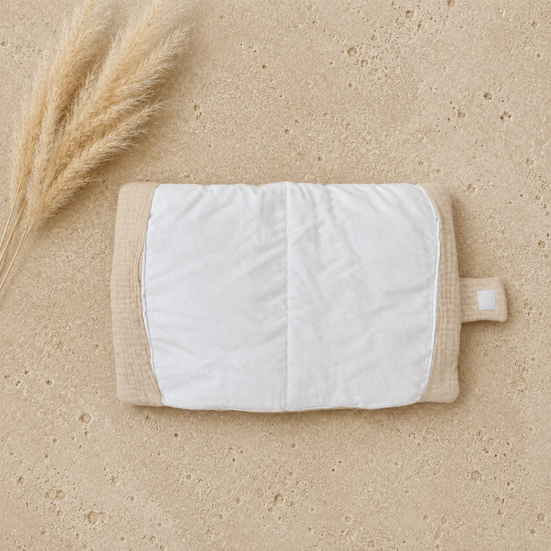 protège carnet de santé en gaze de coton beige, un prénom de bébé est écrit en doré.